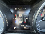 速度計と回転計は「XJ」に使用されているような液晶表示タイプではなく、一般的なアナログ式。
