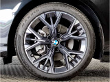 【BMWアロイホイル】軽量かつ強度に拘ったアロイホイル。走行性能ポテンシャルを引き出す設計。車の足元を引き締めてくれる大きなポイントはアロイホイルです。