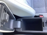 コンソールボックスも底が深く収納力があります
