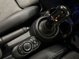 手元でスマートに操作。運転姿勢を崩さず、ディスプレイを快適にコントロールできます。