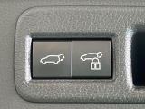 【パワーバックドア】スマートキーや運転席のボタンを押すだけでリアゲートが自動で開閉します!荷物を持っている時や、高い位置にあるバックドアを閉める際に便利な機能です♪