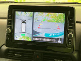 車両周辺を上から見た映像と後方の映像を画面で確認でき、駐車時の周囲確認をサポートします。ガイド表示も備わり、車庫入れの際に役立つ装備です。
