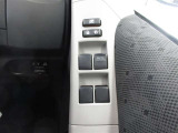 料金所などで便利な、運転席オート機能付パワーウィンドウです。