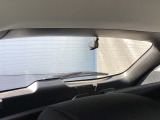 リア側ドライブレコーダー。運転中の映像・音声などを記録して、交通事故やトラブルが起きた時の正確な状況把握に役立つドライブレコーダーが装着されています。