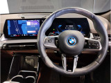 【ハンドル】ドライバーとBMW車の一体感がダイレクトに伝わるステアリングホイール。形状・太さへの拘りに加えて、操作性を高める為にスイッチ類も配置。クイックかつ安定のドライビングを体感下さい!