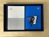 メンテナンスノート【点検整備記録簿・保証書】、取説も揃ってます。スマートキーはバッグなどにしまったままボタン操作でエンジン始動・停止やハイブリッドシステムの起動や停止ができて大変便利です