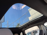 【パノラマガラスルーフ】固定式のガラスルーフで明るい車内空間を演出。日差しの強い日は電動スライドカーテンで調整するなど、季節を問わず開放的なドライブをお楽しみいただけます。