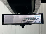 【インテリジェント ルームミラー】車両後方のカメラ映像をミラー面に映し出すので、車内の状況や、天候などに影響されずいつでもクリアな後方視界が得られます!
