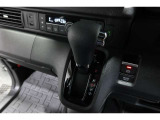インパネシフトだから視線の移動も少なく足元もスッキリ♪運転席もゆったりしているのでゆとりを持ってドライブできますね!