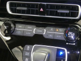 【オートエアコン】車内温度を感知して自動で温度調整をしてくれるのでいつでも快適な車内空間を創り上げます!どの席に座っても快適なドライブが楽しめます♪
