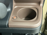 【ホッとカップホルダー】ホットドリンクをちょうどいい温度でキープしてくれる保温機能付きのカップホルダーです。冬の寒い日でも快適なドライブを♪