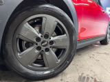 ●純正16インチアルミホイール:輸入車ならではの卓越した走りを支えるホイールと足回りです!日本車の走りに慣れている方にもぜひ体感して頂きたいほど、高いレベルでまとまっています!