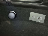 充電用USB端子付き。スマートフォンなどの充電に便利です。