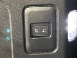 電子制御エアサスペンション 走行中や停車時に車高を上げ下げすることで、多用途性を高めます。乗員の乗り降りの際やトランクに荷物などを積み込むときにも便利です。