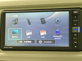 地デジやFM、AMをはじめ、複数の音源を選べるソース切替画面です。使いたい項目を画面から選べるため、音楽やラジオなどを日常の移動に合わせて利用できます。