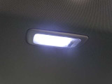 バックドアを開けると自動で点灯し、バックドアを閉めると消灯します。荷物を探す時などとても便利です!