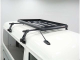 INNO製 エアロラック シェイパー80&ベースキャリアセット装備。屋根上にも荷物を置ける便利アイテムです。