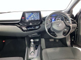 運転席周りのレイアウトをご覧ください。ナビゲーションが綺麗に装着されすっきり収まってますね!