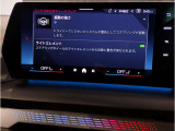【ⅰドライブナビゲーション】文字情報も鮮明に表示する高解像度カラーディスプレイを採用。視認性に優れた地図デザインと特徴的な建造物を目印にした描写表示で現在位置を把握できます。地図データの更新も可能です