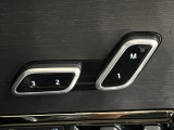 電動パワーシートですので運転中のシート調節も安全に行えます。微調整も可能ですのであなただけのドライビングポジションを実現します。