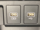アクセサリーソケットの横にはナビゲーション用の外部入力やスマートフォンなどの充電可能なUSB端子が1個づつついています。