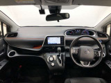 シンプルながら機能性あふれる運転席廻りです。視界性もよく、運転しやすいですよ。