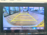 【リヤカメラ・ワイドビュー】後方を広く映し出し、左右からの接近車両や歩行者も確認しやすいビューです。
