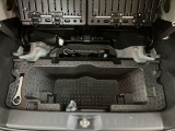 リヤには「いざ」という時のための工具が装備しております。ジャッキ・ナットレンチ・タイヤパンク修理キット・ミニコンプレッサーなどのお助けキットです。