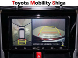 後方確認に便利なバックモニタ-を装備しています。天井から映したように見えるパノラミックビューモニター機能付きです。