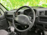 握りやすそうな円形のステアリングを中心に、メーター類が視線の先にまとまり、運転中に必要な情報を確認しやすい配置です。日々の移動でも扱いやすさを感じていただけます。