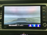 【バックカメラ】運転が苦手な方も車庫入れラクラクです!ギアをリバースに入れれば自動的に切り換わりますので、面倒な操作は不要です♪狭い駐車場もお車を傷つけず安心ですね!