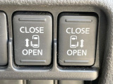 【両側スライドドア】駐車場で隣の車との間隔が狭く乗りにくい時、スライドドアなら安心!ドアオープン時も幅を取らず、開口部が広いので乗り降りがとっても簡単です。大きな荷物の出し入れも後席から可能♪