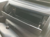 充電用USB端子付き。スマートフォンなどの充電に便利です。