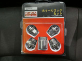 キー付ホイールロックナットです。最近はタイヤ目的の盗難が急増し純正ホイールがターゲットに。タイヤ・ホイールの盗難防止に。