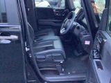 ゆったり、しっかりと座れるシートに運転席は高さ調節可能なハイトアジャスター付き!シート位置の前後と高さ、ハンドルの上下調節で自分にあった最適なポジションを見つけることができます!