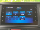 FM・AMラジオや交通情報、Bluetooth、USBなどの選択肢が画面上に並び、使いたい項目を見つけやすい表示で、普段使いにも便利です。