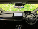 運転席まわりは前方を見渡しやすく、中央の画面も視線を向けやすい位置に配置されています。シートに座った際の落ち着きある空間と、すっきりした見通しをぜひご体感ください。