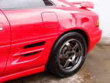 人気のMR2カスタム車両の入庫!全国でも台数の少ないATモデルをベースに外装同色塗装、RAYS製TE37SL15AW、ローダウン、バックカメラなどの充実装備にタイヤもADVANを装着。溝も9分山有