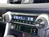 左右独立温度コントロールフルオートエアコンです。運転席、助手席それぞれで独立して温度設定ができます。冷え性の方が乗っても安心ですね♪