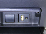 USB端子とAUX端子を装備しております。