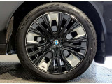【BMWアロイホイル】軽量かつ強度に拘ったアロイホイル。走行性能ポテンシャルを引き出す設計。車の足元を引き締めてくれる大きなポイントはアロイホイルです。