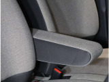 アームレスト付きのフロントシート!運転中の疲れを軽減してくれます。