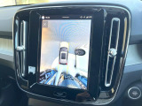 【360&deg;ビューカメラ】4台の高解像度カメラで360度の鳥瞰図を表示。隣の車や壁、死角にある障害物などを画面で確認できるため、狭いスペースでの駐車・出入りも安心です。