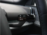 走行中にステアリングホイールの右側レバーを下方向に動かすとPilot Assistをオンにすることができます。