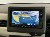 【バックカメラ】運転が苦手な方も車庫入れラクラクです!ギアをリバースに入れれば自動的に切り換わりますので、面倒な操作は不要です♪狭い駐車場もお車を傷つけず安心ですね!