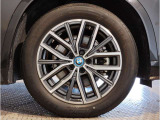 【BMWアロイホイル】軽量かつ強度に拘ったアロイホイル。走行性能ポテンシャルを引き出す設計。車の足元を引き締めてくれる大きなポイントはアロイホイルです。