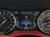 左右の丸いメーターの間に走行情報を表示。速度などを確認しながら、必要な車両情報を選べる構成です。ステアリング越しの見え方は運転姿勢によって変わるため、シート位置を整えて表示の読みやすさをお確かめを。