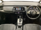 車内は光触媒抗菌消臭施工済です。インパネ周りはスタイリッシュなデザインで機能や装備も充実しています。グローブボックスやカップホルダーのほかにトレーなどたくさんの収納スペースが付いています。