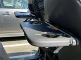 後部座席にはドリンクホルダーを備えたテーブルも装備しております♪とても嬉しい装備ですね☆