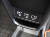 ◆USB接続端子◆スマホやiPodなどを接続して、いつもの音楽を車内でもお楽しみいただけます♪
